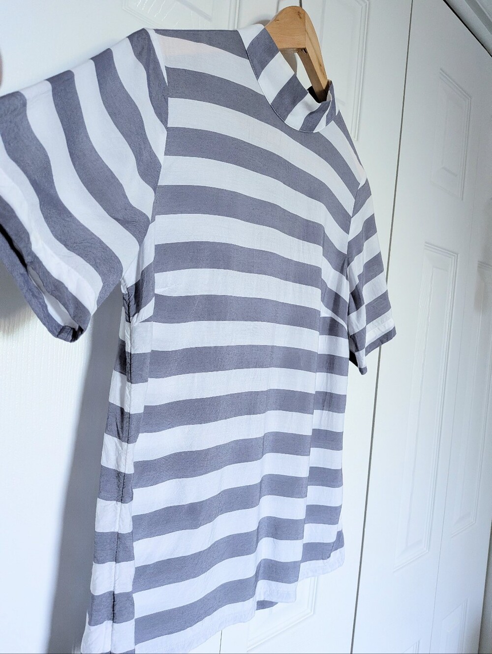 Sweet Stripes! Short Funnel Neck Blouse. XS.